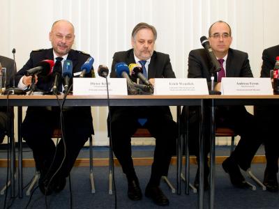Maik Mainda (v.l.n.r.), Oberstaatsanwalt der Staatsanwaltschaft Dresden, Erich Wenzlick, sowie die Oberstaatsanwälte der Staatsanwaltschaft Dresden, Andreas Feron, während der Pressekonferenz. Foto: Sebastian Kahnert Pressekonferenz