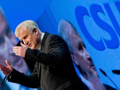 Drei Ministerien, Mütterrente, Pkw-Maut: CSU-Chef Horst Seehofer kommt mit reichlich Beute nach München. Foto: Peter Kneffel/Archiv Horst Seehofer