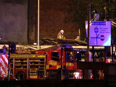 Feuerwehrmänner am Ort des Unglücks in Glasgow. Foto: Andrew Milligan Unglücksstelle