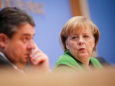 Angela Merkel zusammen mit SPD-Chef Gabriel während der Präsentation des Koalitionsvertrags. Foto: Kay Nietfeld Pressekonferenz
