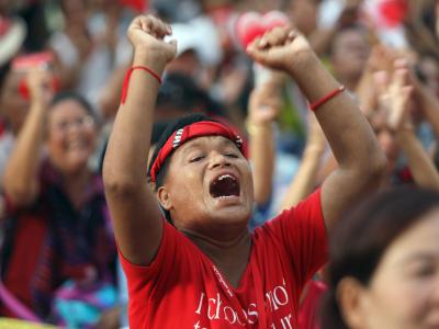 Die politischen Unruhen in Thailand halten seit Jahren an: Ein Demonstrant im Mai 2010. Foto: Rungroj Yongrit Mai 2010