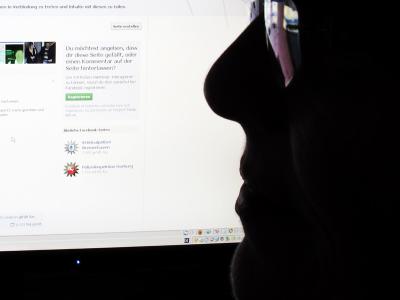 Er gab sich im Netz als Kind aus und drängte andere Kinder zu unsittlichen Aufnahmen. Die Videos verkaufte der Mann dann im Internet. Foto: Julian Stratenschulte/Symbolbild Kinderpornografie