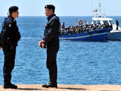 Ein Boot mit Flüchtlingen wird vor Lampedusa von einem Patrouillenboot geschleppt.. Foto: Ettore Ferrari/Archiv EU-Grenzüberwachung