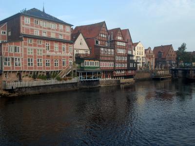Blick auf das historische Wasserviertel Lüneburgs am Stintmarkt vor dem Brand. Große teile des linken Gebäudes sind nun stark beschädigt. Foto: Peer Körner/Archiv Brand in Lüneburg