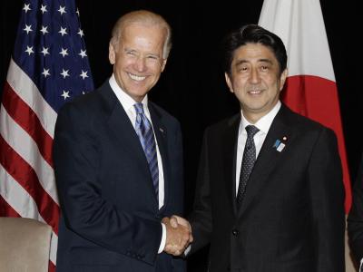 US-Vizepräsident Joe Biden (l) und der japanische Regierungschef Shinzo Abe. Foto: Tim Chong/Archiv Joe Biden und Shinzo Abe