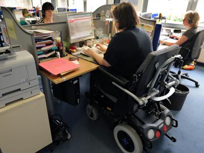 Nur wenige Menschen mit Behinderung profitieren vom Aufschwung auf dem Arbeitsmarkt. Foto: Waltraud Grubitzsch Behinderte am Arbeitsmarkt