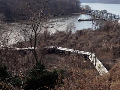 Mindestens vier Menschen starben und fast 70 wurden verletzt, als ein Vorortzug in New York am Wochenende aus den Schienen sprang. Foto: Andrew Gombert In der Kurve entgleist