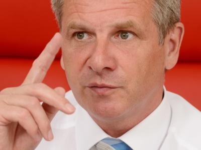 Ginge es nach Baden-Württembergs Innenminister Reinhold Gall, sollten die Spitzel erst nach einem Urteil wieder reaktiviert werden. Foto: Bernd Weißbrod Gall