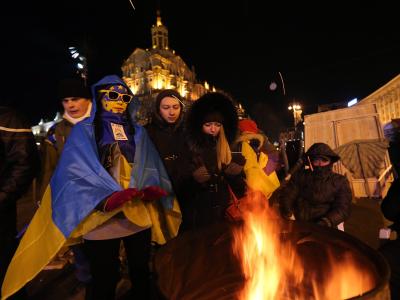 In Kiew wärmen sich Demonstranten in der Nacht an einem Feuer. Foto: Anatoly Maltsev Proteste