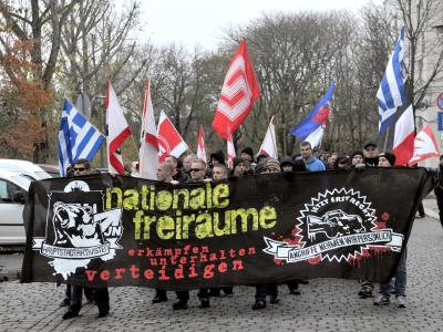 Neonazis bei einer ausländerfeindlichen Demo in Berlin (Archiv). Die Zahl der rechtsextremen Morde könnte wesentlich höher sein als bisher bekannt. Foto: Paul Zinken Neonazis