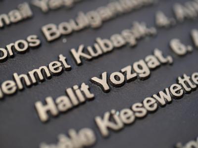 Der Name Halit Yozgat stehtneben weiteren Namen der NSU-Mordopfer auf einem Gedenkstein in Kassel (Hessen). Foto: Uwe Zucchi Gedenkstein