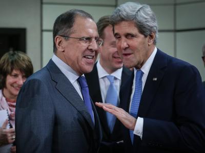 US-Außenminister John Kerry und sein russischer Amtskollege Sergey Lavrov begrüßen sich in Brüssel. Foto: Olivier Hoslet Außenminister