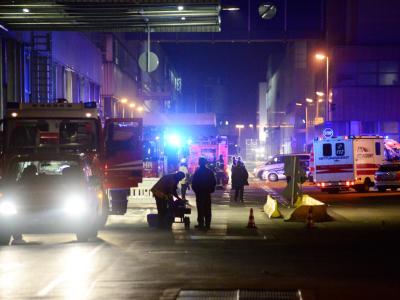 Nach einem Unfall in einer Reinigungsanlage im Mercedes Werk sichern Rettungskräfte die Unfallstelle. Foto: Sven Friebe Unfall im Daimler Werk