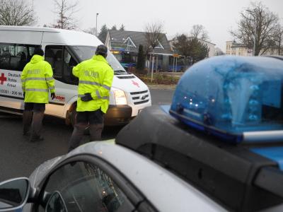 Polizisten kontrollieren in der Innenstadt von Oranienburg vor der Bombensperrung einen Kreisverkehr. Foto: Oliver Mehlis Bombensprengung in Oranienburg
