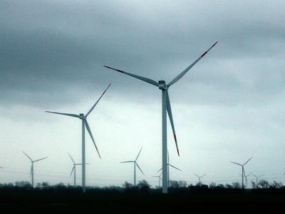 Dunkle Wolken ziehen in Niebüll über einen Windpark. Foto: Axel Heimken Windpark