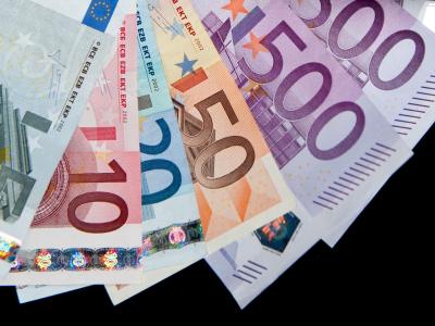 Euro-Geldscheine: Die Steuerlast der Bürger steigt weiter. Foto: Robert Schlesinger Euro-Geldscheine