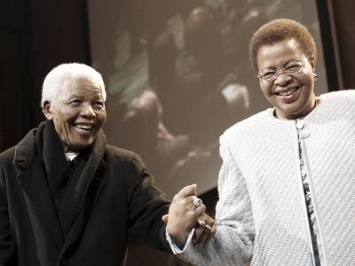 Seinem 90. Geburtstag feierte Nelson Mandela in Begleitung seiner Frau Graca Machel. Foto: Kim Ludbrook Mandela und Graca Machel