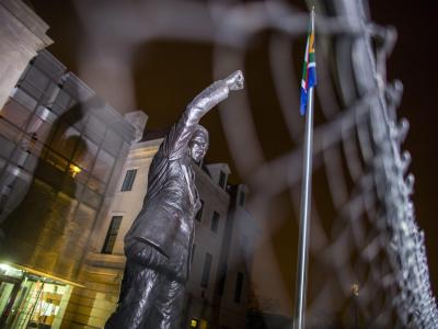 Als Chef des militärischen Flügels des ANC musste Mandela 27 Jahre hinter Gittern verbringen. Foto: jim Lo Scalzo Denkmal
