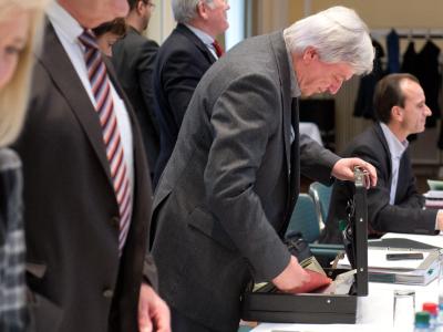 Hessens Ministerpräsident Bouffier (CDU, M) und die Kollegen treffen sich erneut im Kurort Schlangenbad. Foto: Boris Roessler Große Koalitionsrunde