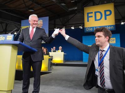 Der Heute-Show-Reporter Lutz van der Horst auf dem FDP-Bundesparteitag mit dem neuen stellvertretenden Bundesvorsitzenden Wolfgang Kubicki. Foto: Maurizio Gambarini FDP Bundesparteitag