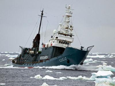 Das japanische Walfangschiff Shonan Maru No.2 im Südpolarmeer. Foto: Michael Williams/Sea Shepherd/Archiv Japanisches Walfangschiff