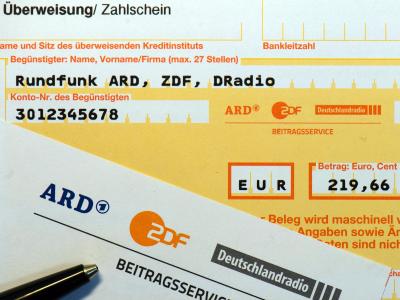 Überweisungsschein für die Rundfunkgebühr. Foto: Arno Burgi/Archiv Rundfunkbeitrag