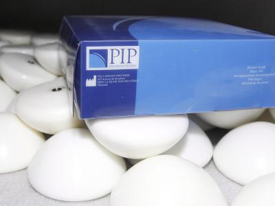 Minderwertige Brustimplantate aus Silikon der Firma PIP. Foto: Guillaume Horcajuelo/Archiv PIP-Brustimplantate