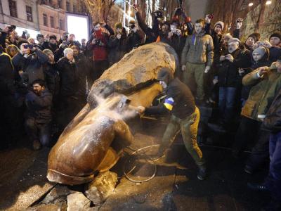 Demonstranten haben die zentrale Lenin-Statue in Kiew gestürzt. Foto: Sergey Dolzhenko Gestürzte Lenin-Statue