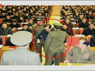 Ein Screenshot aus dem Programm des nordkoreanischen Staatsfernsehens zeigt, wie Jang Song Thaek abgeführt wird. Foto: Yonhap/epa Jang Song Thaek wird abgeführt