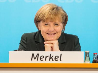 Angela Merkel zeigt sich nach ihrer Rede zufrieden. Foto: Hannibal Zufrieden