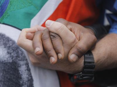 Südafrika ist vereint in der Trauer um Nelson Mandela. Foto: Kim Ludbrook Hand in Hand