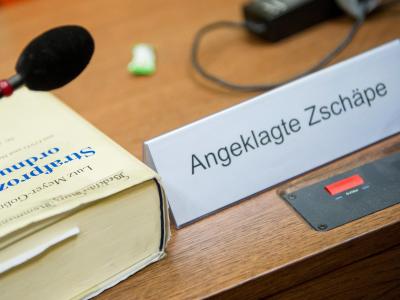 Ein Schild mit dem Namen der Angeklagten im Gerichtssaal in München. Foto: Marc Müller NSU-Prozess