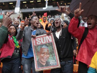 Momentaufnahme vom Ort der zentralen Tauerfeier, dem FNB-Stadion in Johannesburg. Foto: Dai Kurokawa Vor dem Stadion