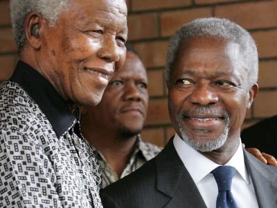 Nelson Mandela (L) im März 2006 zusammen mit dem damaligen UN-Generalsekretär Kofi Annan. Foto: Kim Ludbrook Mandela und Annan