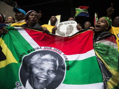 «Mandela, es gibt keinen anderen wie dich», rufen Zehntausende im Johannesburger Stadion. Foto: Ian Langsdon Trauerfeier