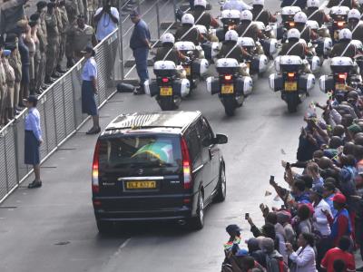 Die Kolonne fuhr so schnell, dass Zuschauer nur einen kurzen Blick auf Mandelas Sarg werfen konnten. Foto: Dai Kurokawa Kolonne