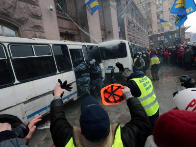 An dem von Regierungsgegnern besetzten Bürgermeisteramt in Kiew stiegen Uniformierte wieder in ihre Busse. Foto: Anatoly Maltsev Deeskalation