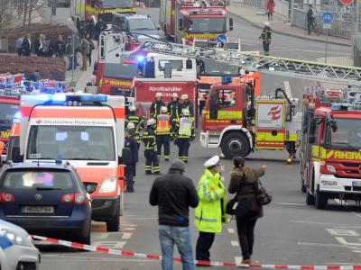 Feuerwehrleute vor dem eingestürzten Supermarkt in Bad Homburg. Foto: Boris Roessler Unglücksstelle