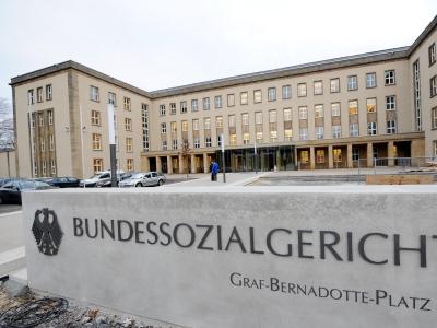 Blick auf den Haupteingang des Bundessozialgerichts (BSG) in Kassel. Foto: Uwe Zucchi Bundessozialgericht