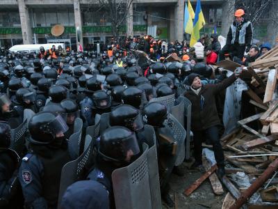 Polizeieinsatz in Kiew. Die USA erwägen inzwischen Sanktionen gegen die ukrainische Regierung. Foto: Anatoli Maltsev Polizeieinsatz in Kiew