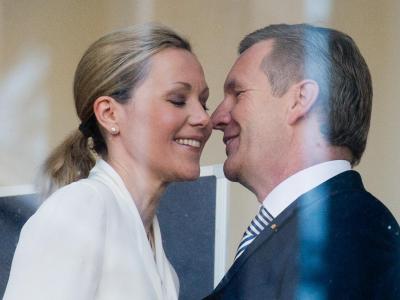 Ex-Bundespräsident Christian Wulff und Bettina Wulff begrüßen sich im Landgericht in Hannover. Foto: Julian Stratenschulte Bettina und Christian Wulff