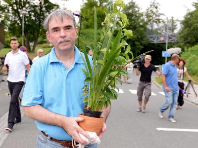 Gustl Mollath verlässt im August 2013 mit einer Topfpflanze in der Hand das Bezirkskrankenhaus in Bayreuth. Foto: David Ebener/Archiv Mollath
