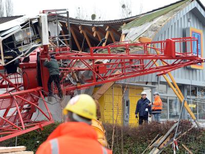 Ermittler der Polizei und Sachverständige suchen weiter nach der Ursache des Baukran-Unglücks. Foto: Boris Roessler Baukran-Unglück