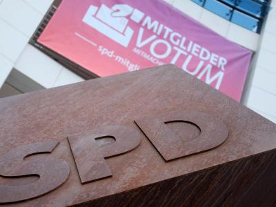 Ein Werbeplakat für das Mitgliedervotum am Willy-Brandt-Haus in Berlin. Foto: Kay Nietfeld SPD-Mitgliedervotum