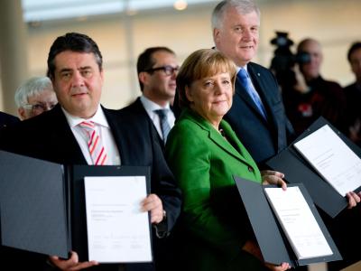 Sigmar Gabriel, Angela Merkel und Horst Seehofer präsentieren den vorläufig unterzeichneten Koalitionsvertrag. Foto: Kay Nietfeld Koalitionsvertrag