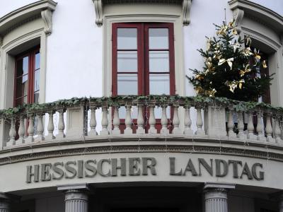Landespolitik mit Weihnachtsbaum: Der hessische Landtag in Wiesbaden. Foto: Daniel Reinhardt Hessischer Landtag