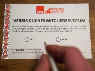 Ein SPD-Mitglied füllt seinen Stimmzettel zum Mitgliedervotum über die große Koalition aus. Foto: Maurizio Gambarini SPD-Mitgliedervotum