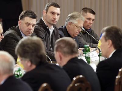 Nach wochenlangen Protesten sind Präsident Viktor Janukowitsch (r.) und Oppositionspolitiker Vitali Klitschko erstmals zu einem Krisengipfel zusammengekommen. Foto: Andrii Skakodub Runder Tisch