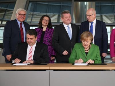 Noch ist nichts entschieden: Angela Merkel und der SPD-Parteivorsitzende Sigmar Gabriel paraphieren den Koalitionsvertrag. Foto: Hannibal Koalitionsvertrag