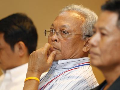 Protestanführer Suthep Thaugsuban (M) hat kein Interesse an den von Ministerpräsidentin Yingluck Shinawatra angesetzten Reformgesprächen. Foto: Narong Sangnak Suthep Thaugsuban